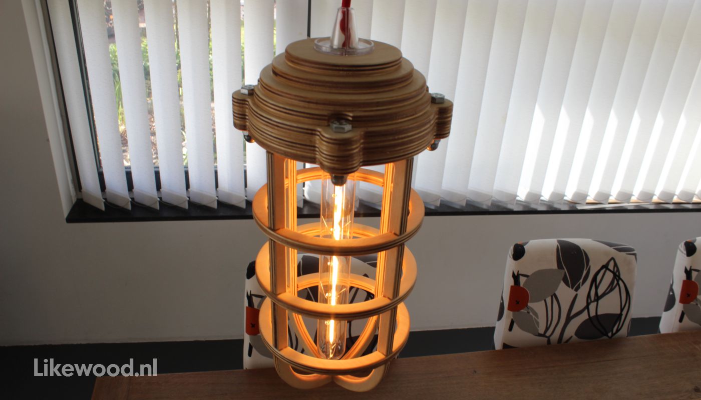Deze hanglamp is een houten versie van de industriël bullseye lamp.